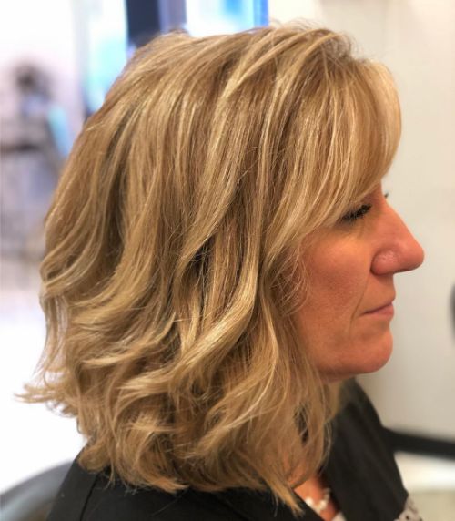 Shoulder-Length Wavy Haircut for Women in Their 40s